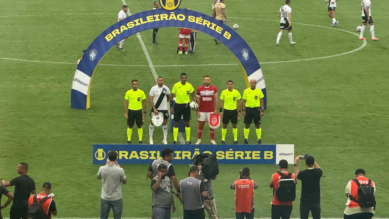 Árbitro distribui 12 cartões para o banco do CRB em comemoração de gol; presidente reage