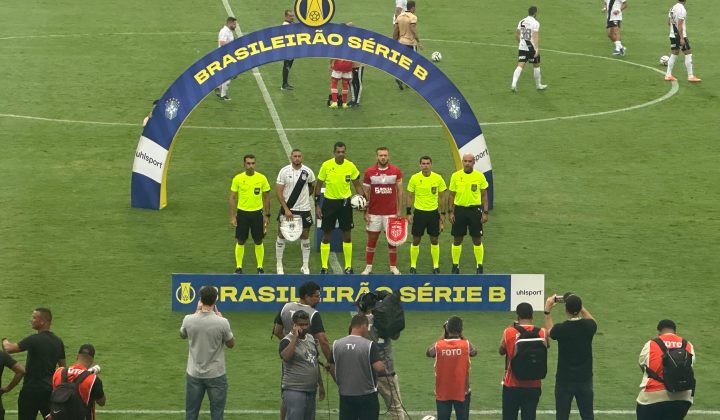 Árbitro distribui 12 cartões para o banco do CRB em comemoração de gol; presidente reage