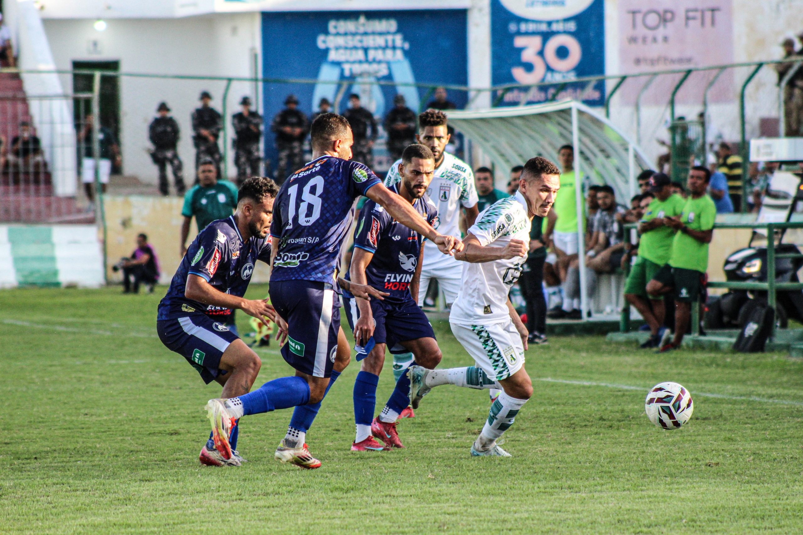 Jogador do time do Sousa em ação em uma partida de futebol.