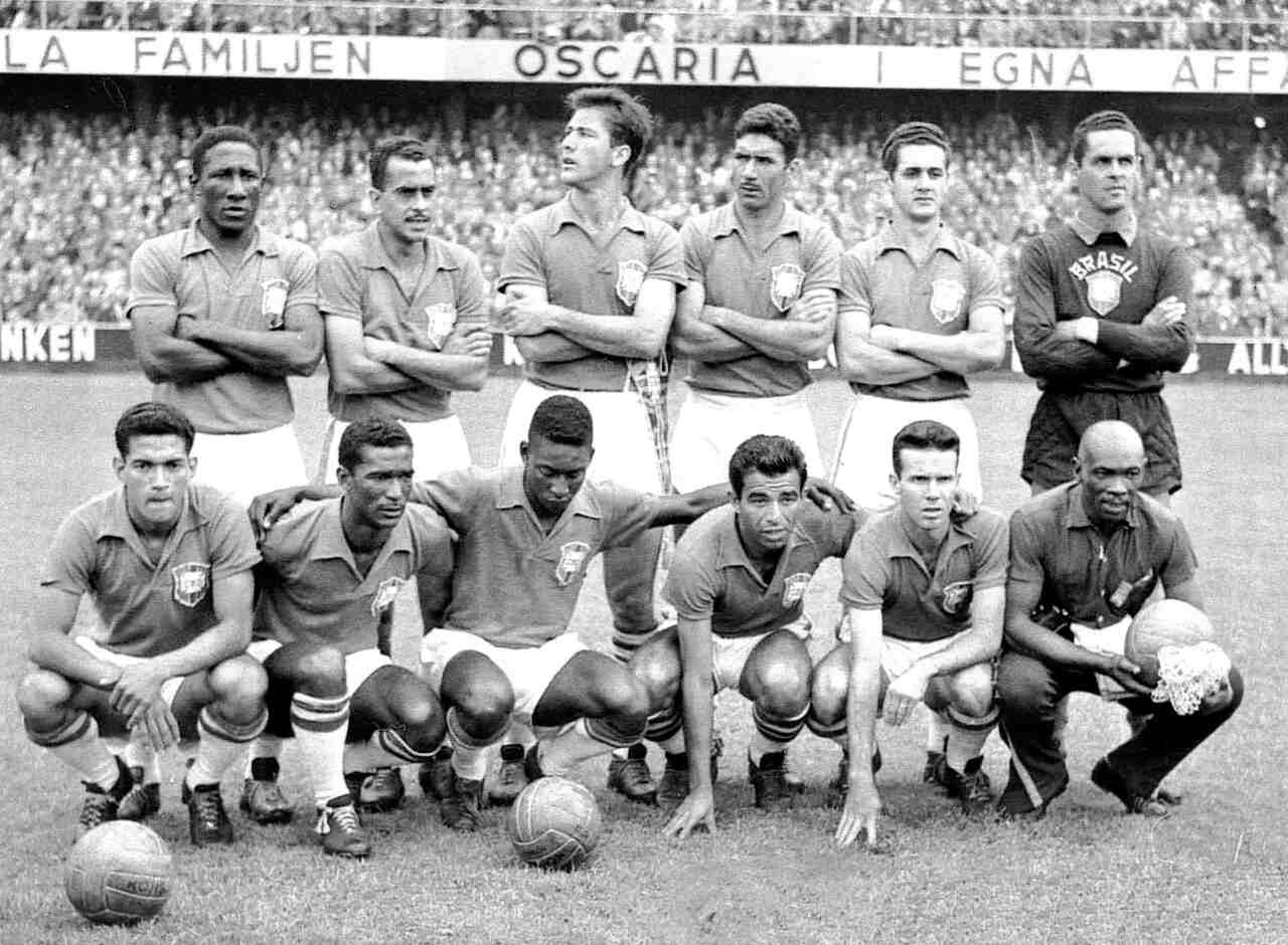 Jogadores da Seleção Brasileira comemorando um gol na Copa do Mundo de 1958.