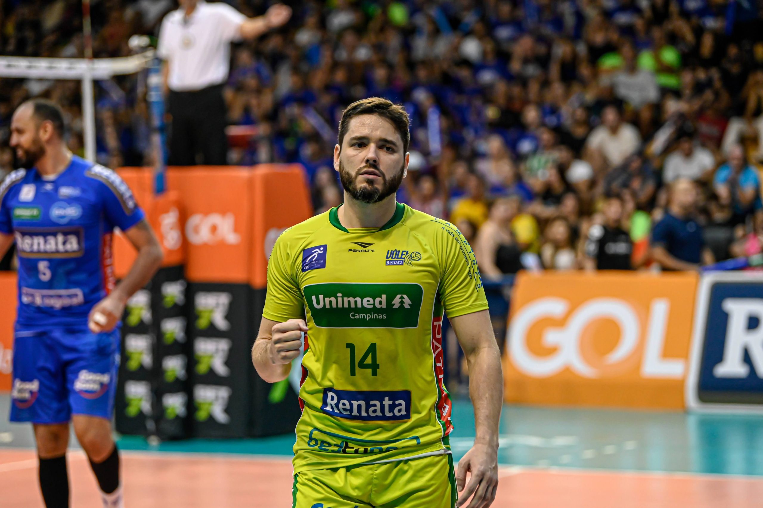 Lukinha, líbero do Vôlei Campinas, em quadra durante uma partida.