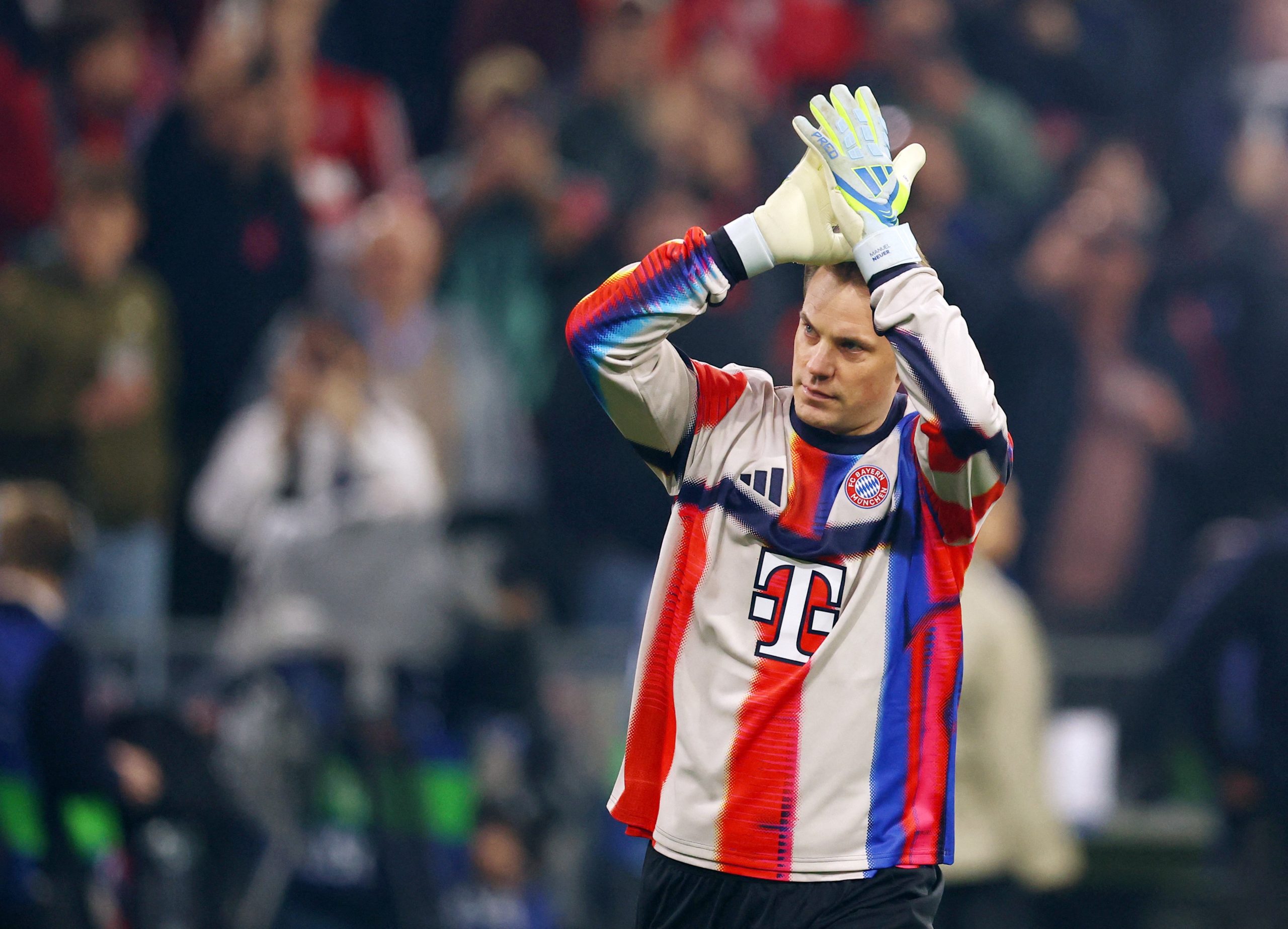 Manuel Neuer em ação durante partida entre Bayern de Munique e Real Madrid pela Champions League.