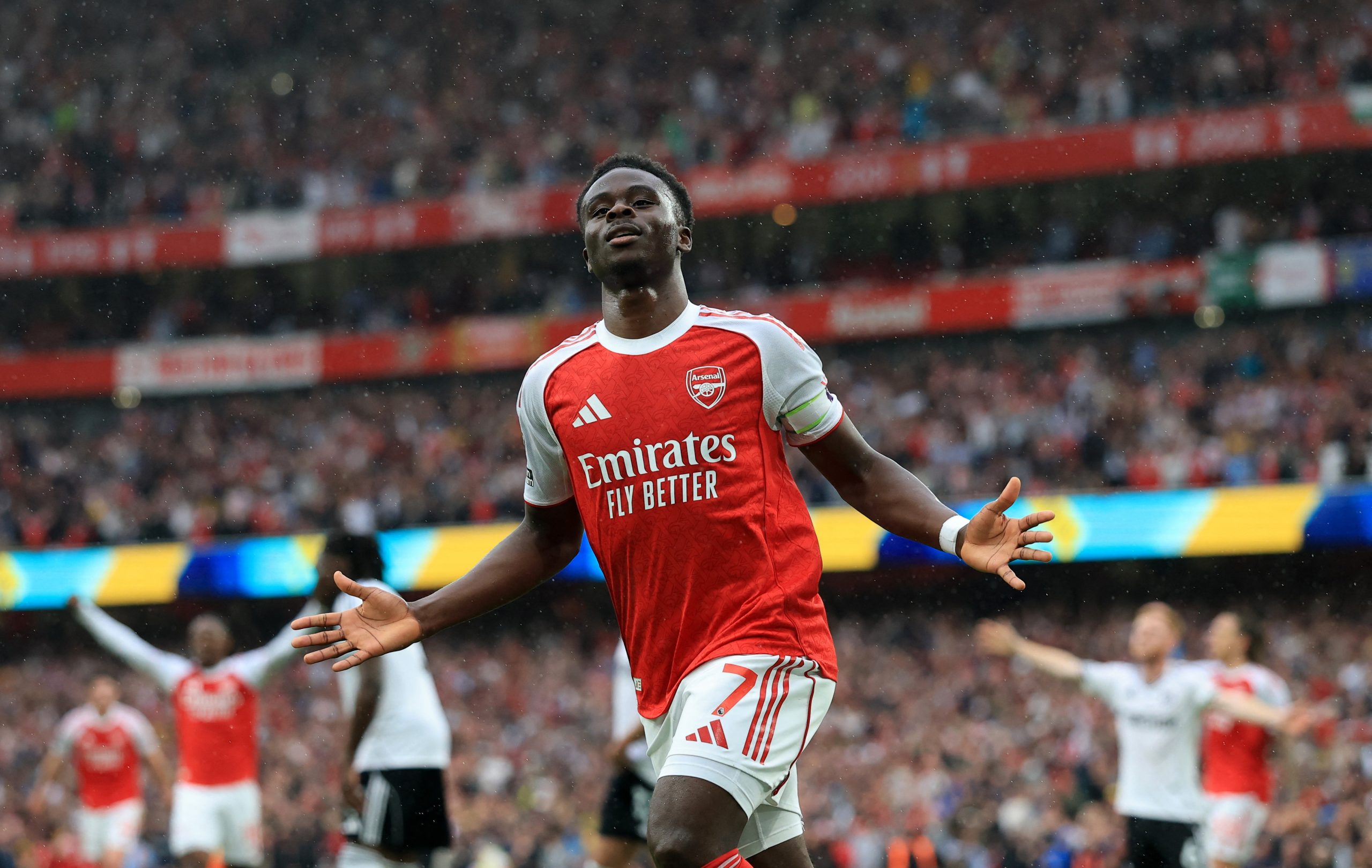 Bukayo Saka celebra um gol com a camisa do Arsenal em uma partida da Premier League.