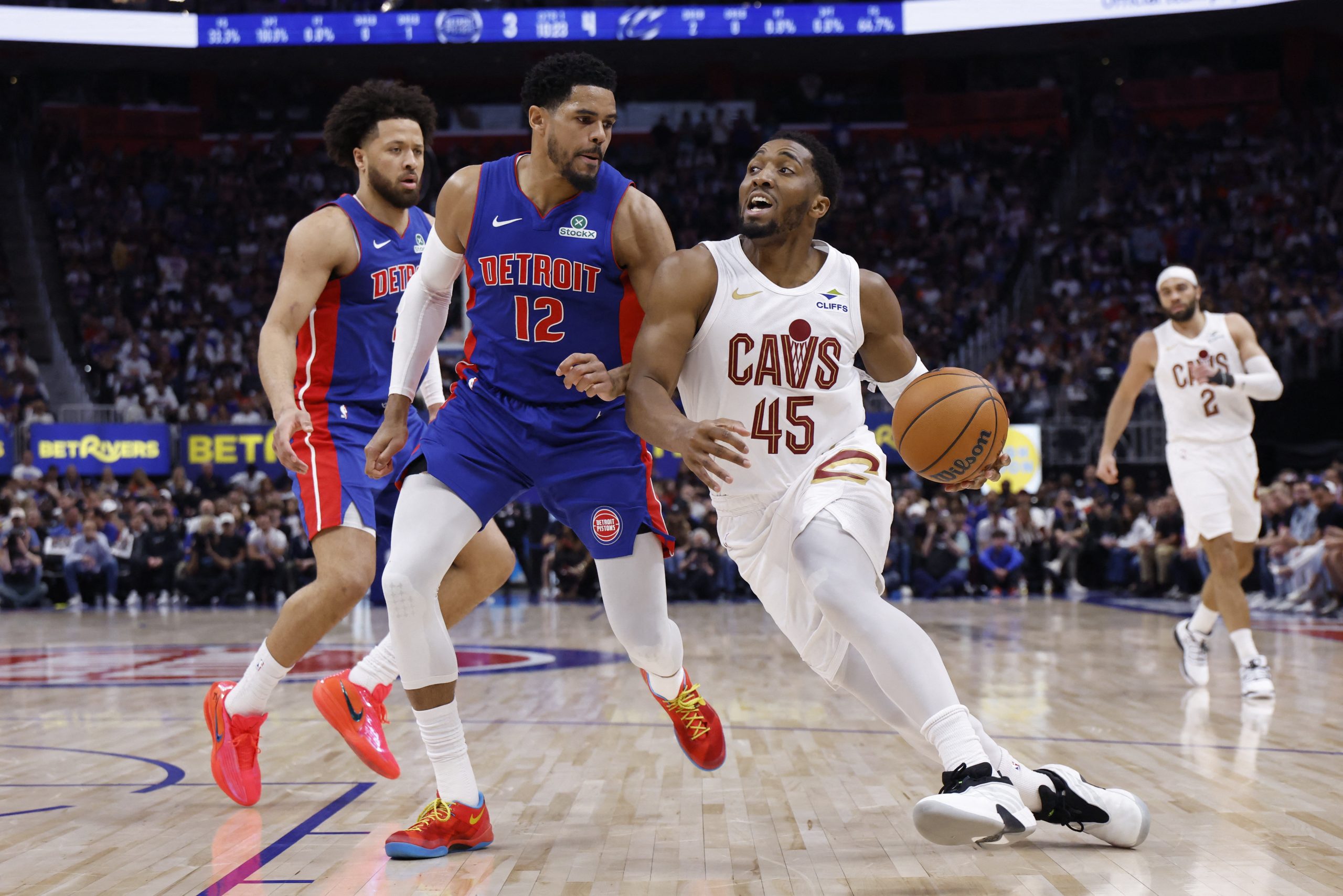 Donovan Mitchell e Jarrett Allen comemorando durante partida de playoff da NBA