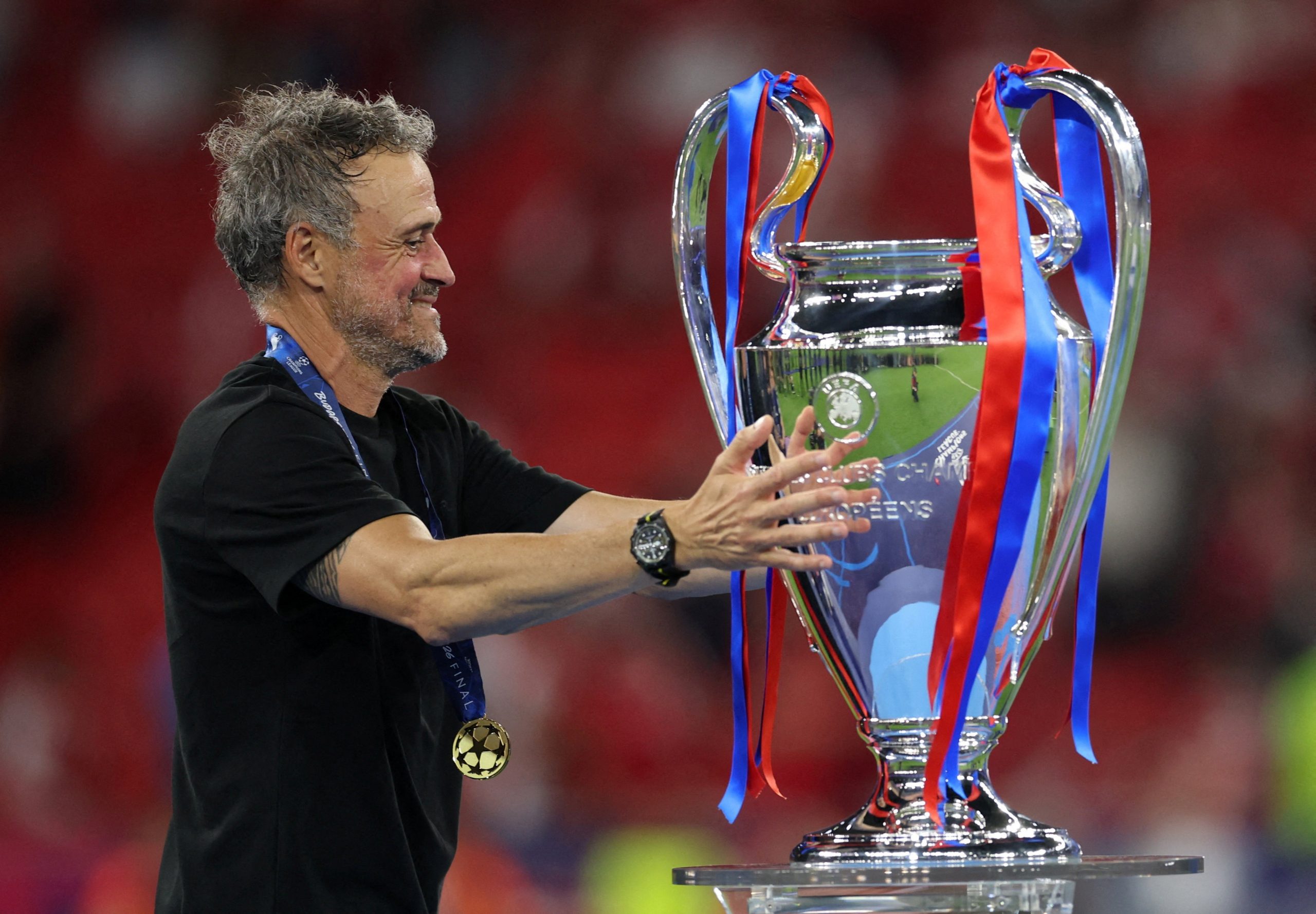 Técnico Luis Enrique comemora a conquista do bicampeonato da Champions League pelo Paris Saint-Germain.