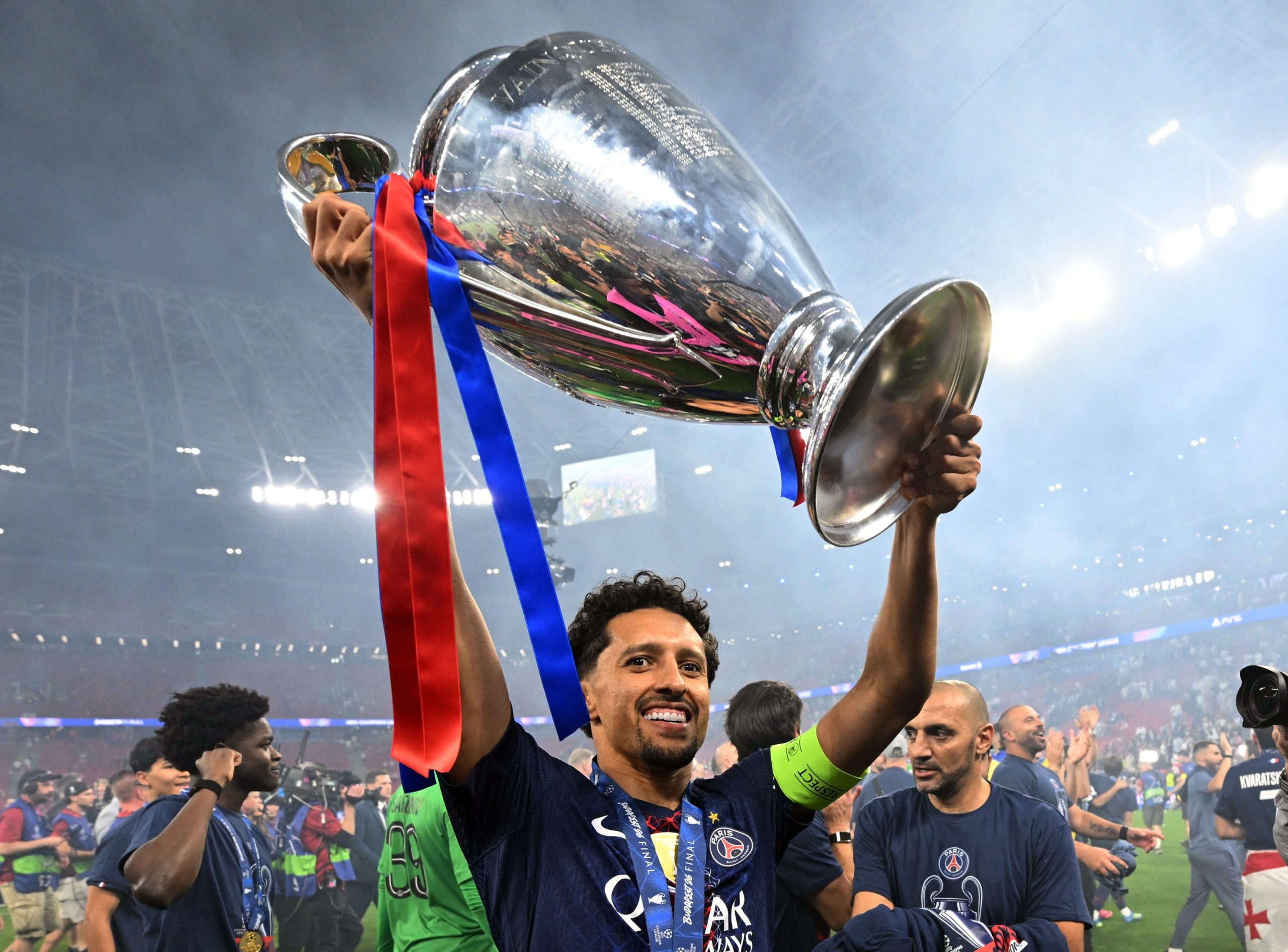 Marquinhos comemorando a conquista da Liga dos Campeões pelo PSG