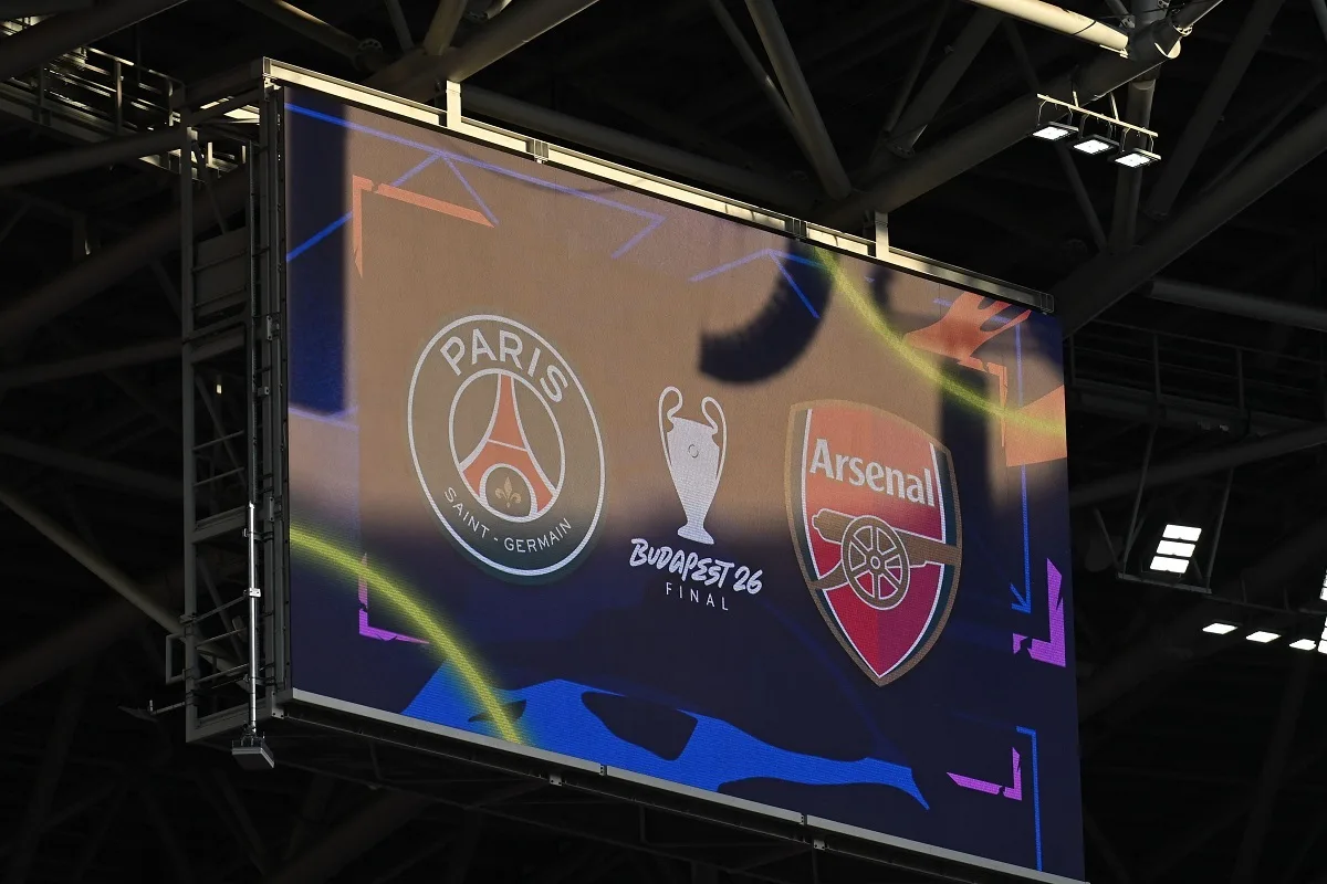 Jogadores de PSG e Arsenal em campo durante a final da Champions League