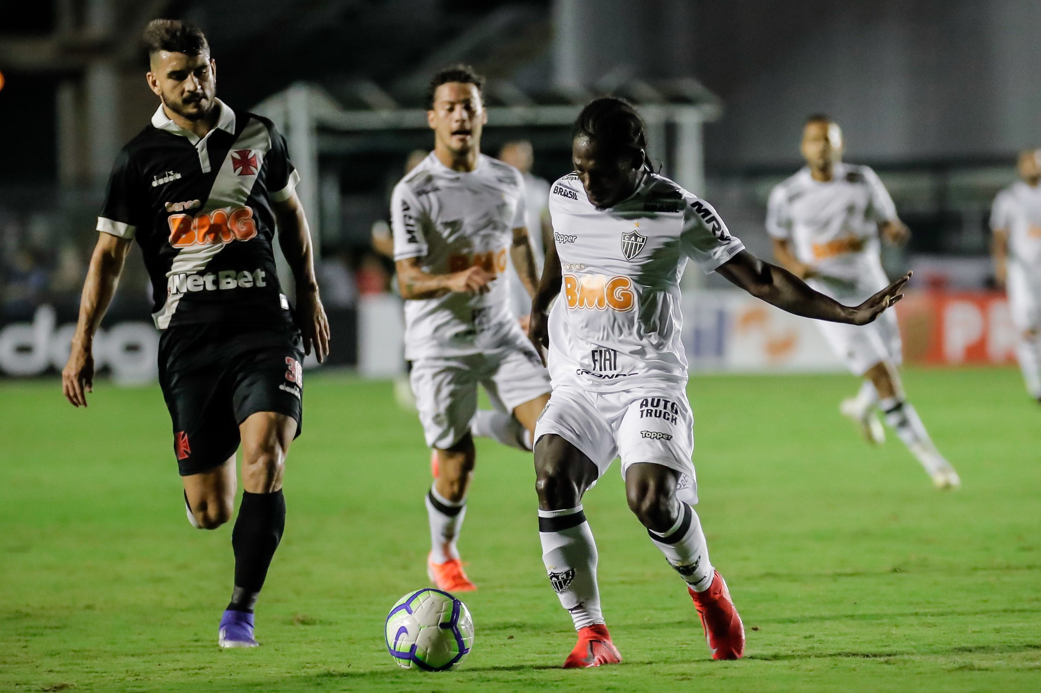 Jogadores do Atlético-MG em treinamento, se preparando para a partida contra o Vasco.