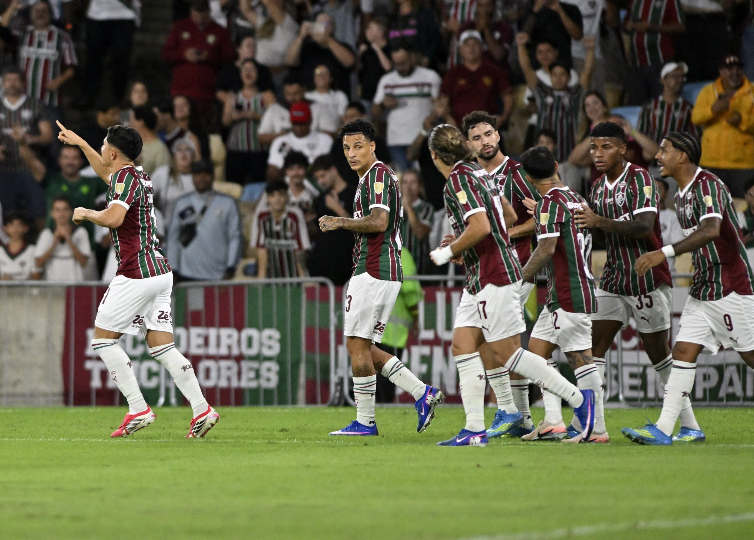 Jogadores do Fluminense celebram classificação para as oitavas de final da Libertadores
