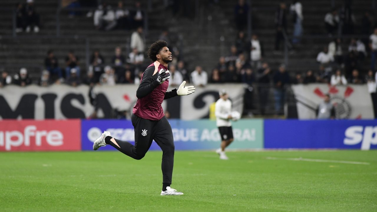 Hugo Souza pede desculpas à torcida do Corinthians após falhas na derrota para o Platense