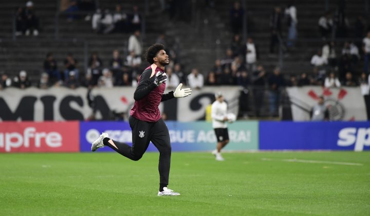 Hugo Souza pede desculpas à torcida do Corinthians após falhas na derrota para o Platense