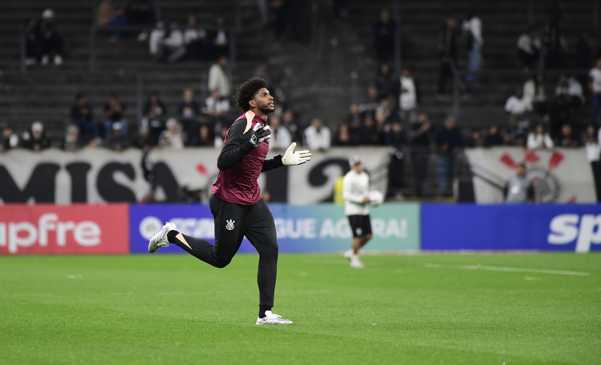 Hugo Souza, goleiro do Corinthians, em campo durante a partida contra o Platense.