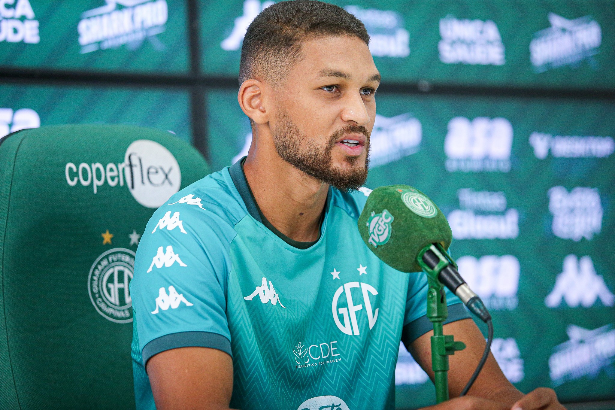 Raphael Rodrigues em campo com a camisa do Guarani, em ação durante uma partida ou treino.