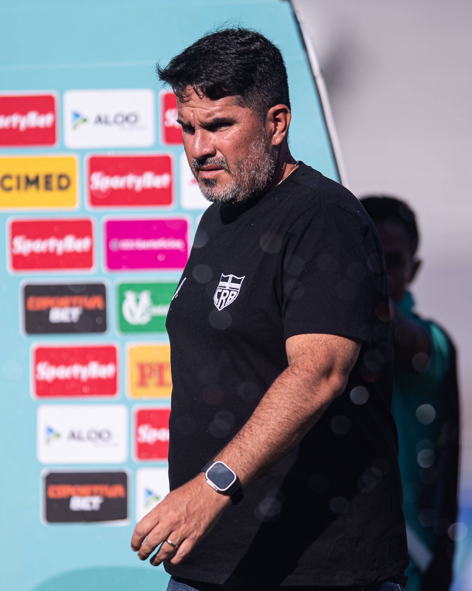 Eduardo Barroca, técnico do CRB, à beira do campo durante partida.