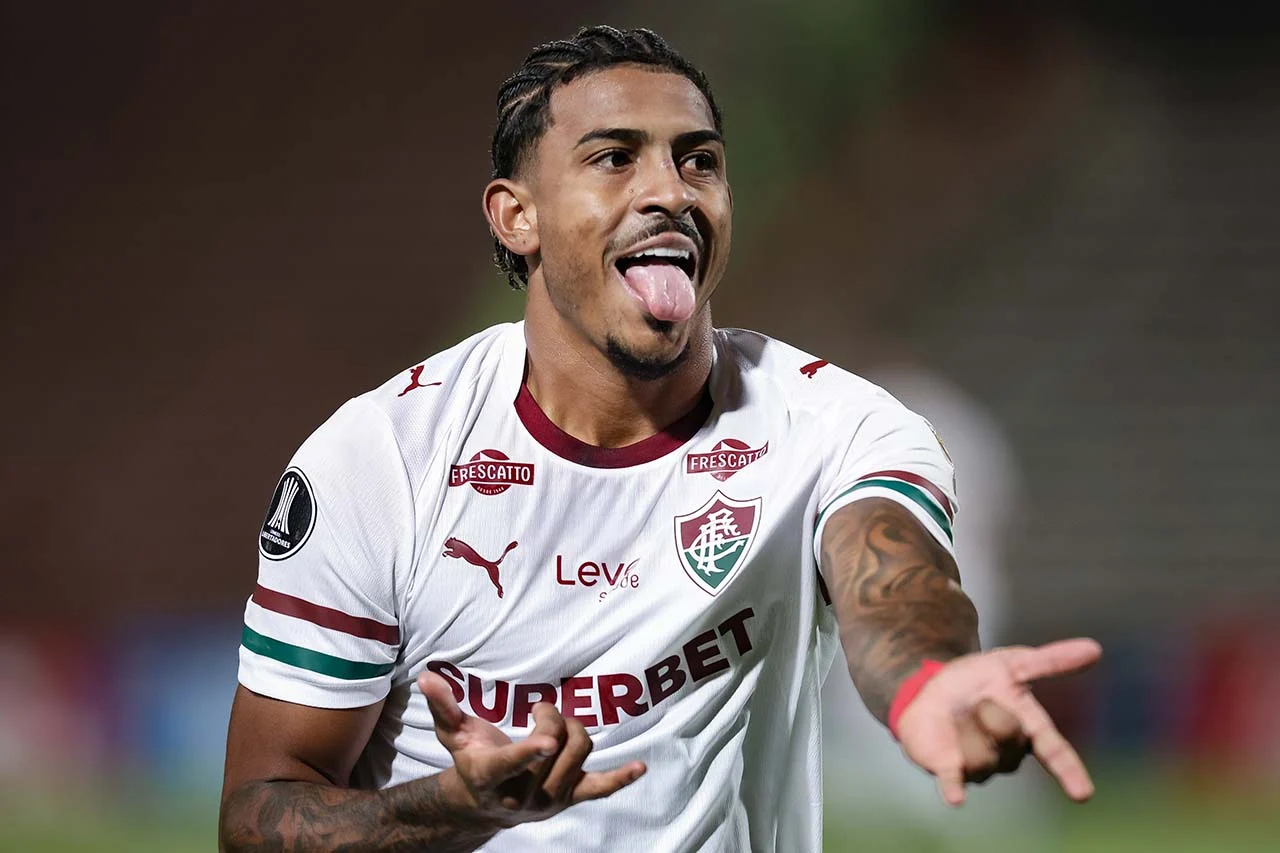 John Kennedy comemorando um gol pelo Fluminense em jogo da Libertadores 2026 no Estádio Malvinas Argentinas.