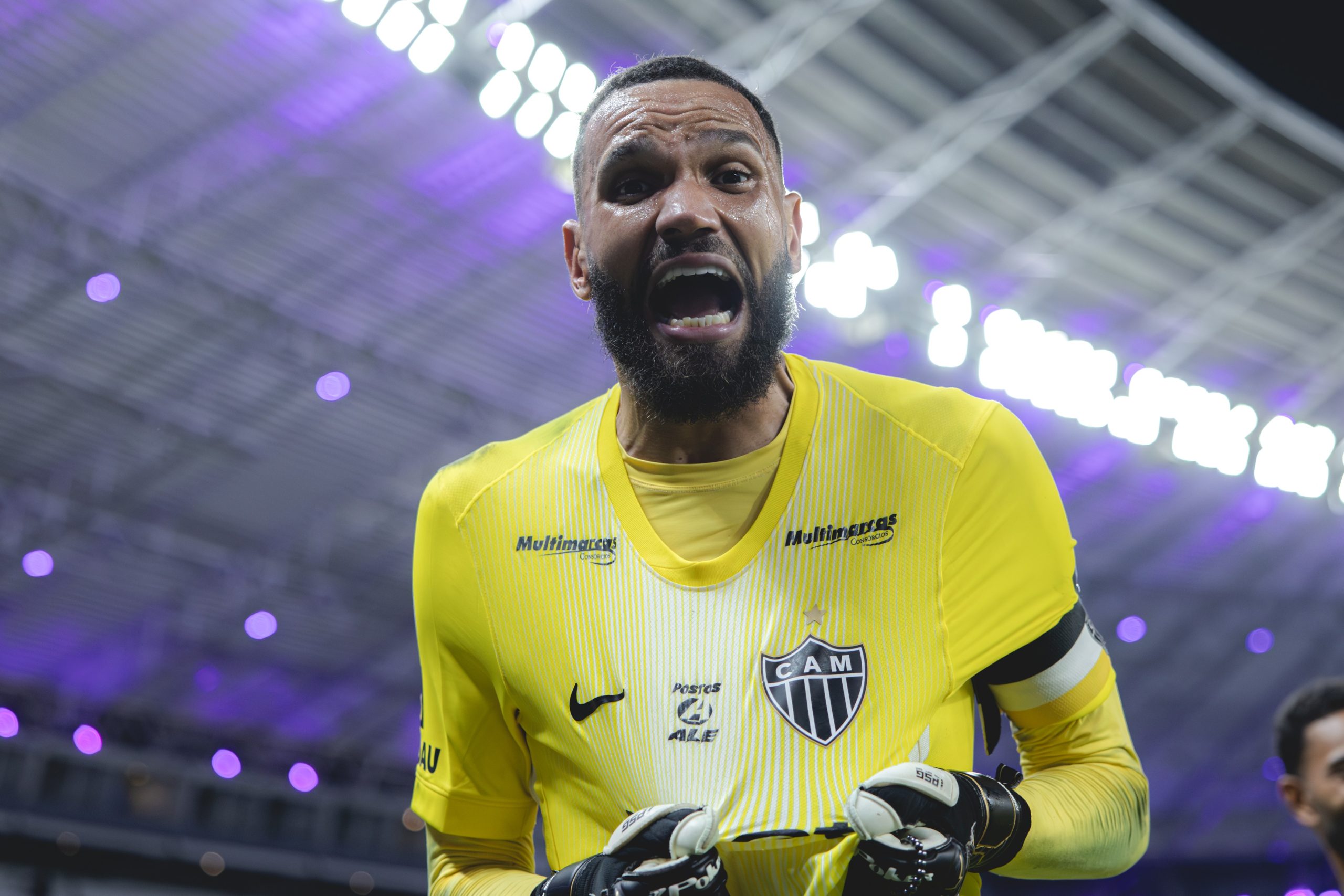 Goleiro Everson com a camisa do Atlético-MG em campo, celebrando ou fazendo uma defesa crucial.