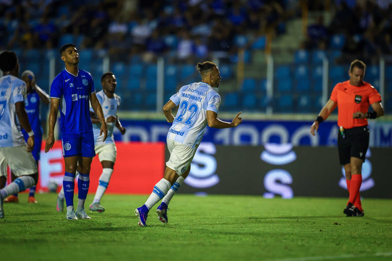 Martin Braithwaite comemora gol pelo Grêmio na Copa do Brasil contra o Confiança