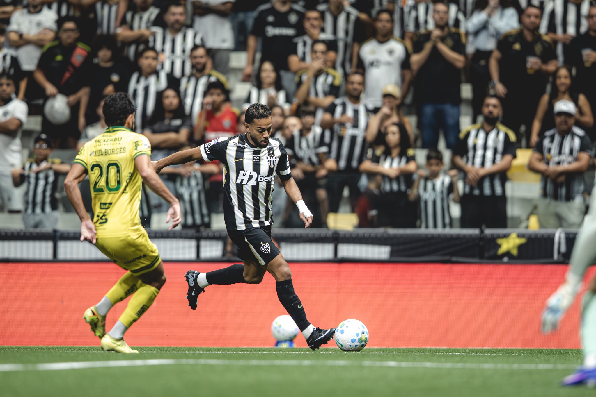 Renan Lodi em ação pelo Atlético-MG em partida do Campeonato Brasileiro