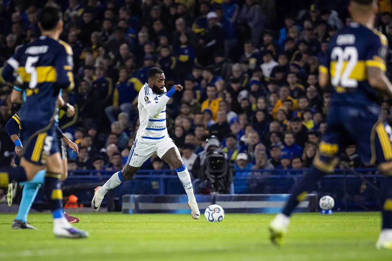 Gerson em ação durante a partida entre Boca Juniors e Cruzeiro na Bombonera