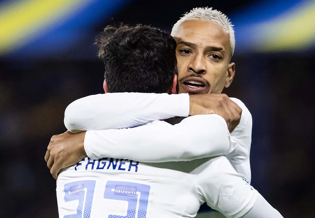 Matheus Pereira, jogador do Cruzeiro, em ação durante a partida contra o Boca Juniors na Libertadores, no estádio La Bombonera.