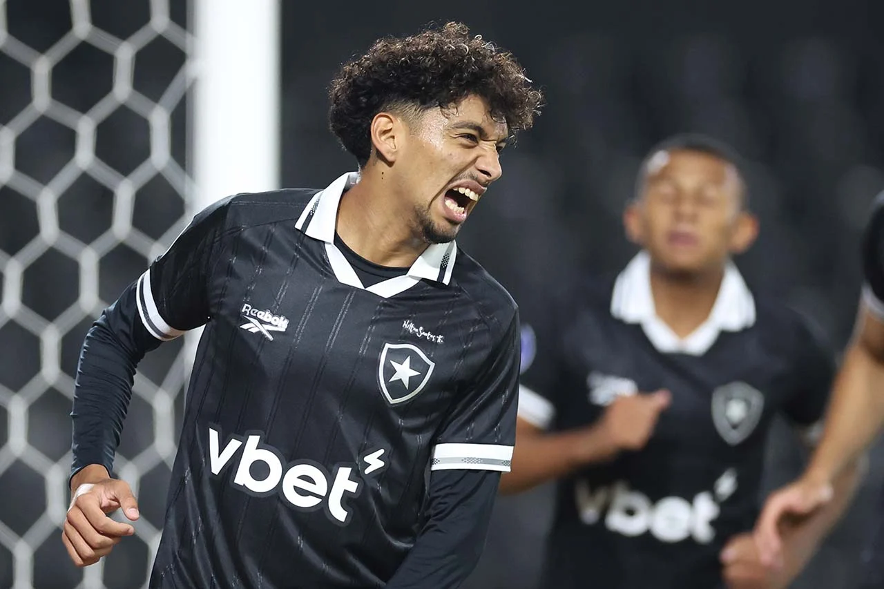 Jogador Medina do Botafogo comemora gol contra o Independiente Petrolero pela Copa Sul-Americana no Estádio La Huerta, Assunção, Paraguai.
