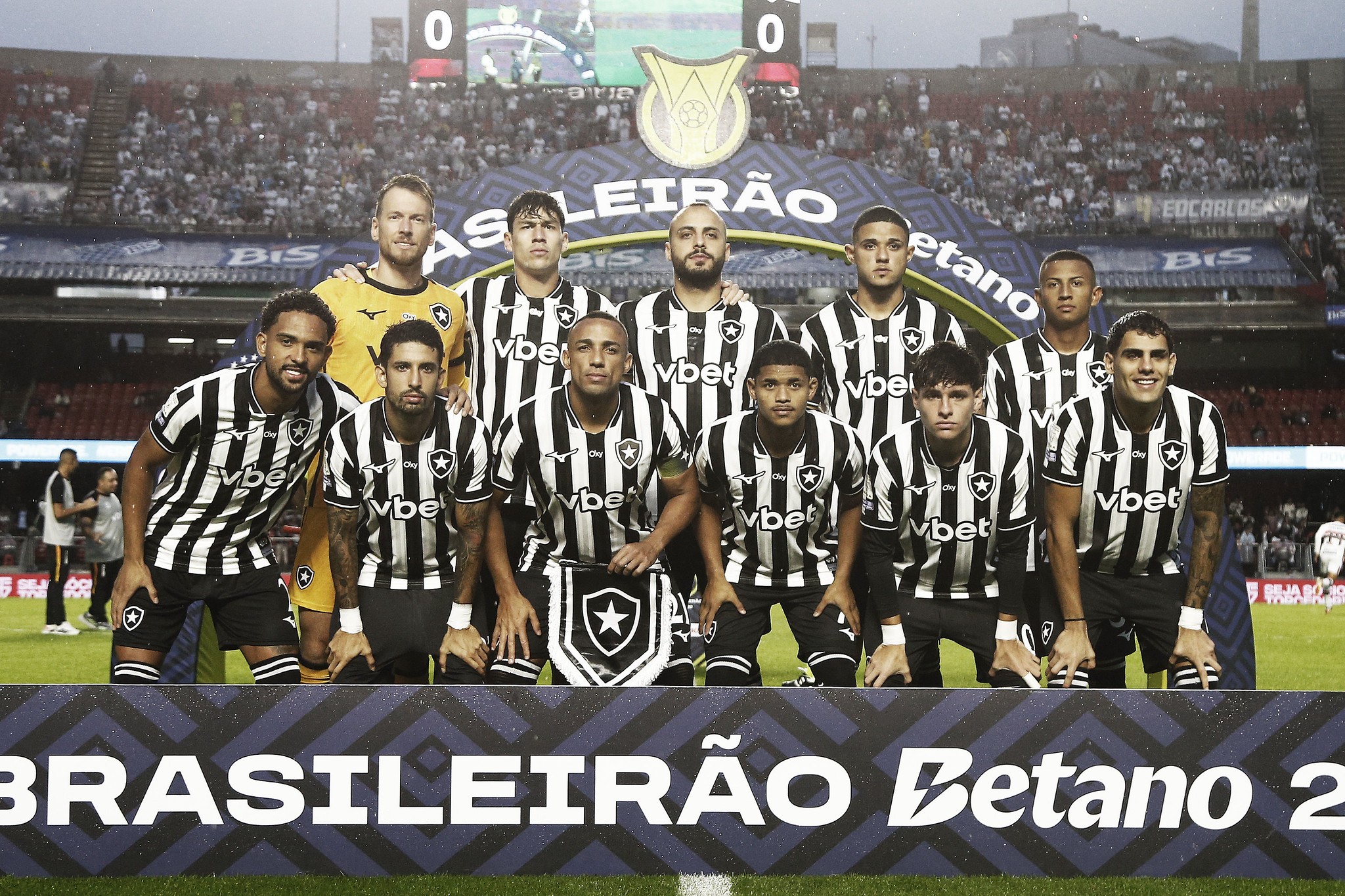 Jogadores do Botafogo em campo durante partida no Estádio Nilton Santos