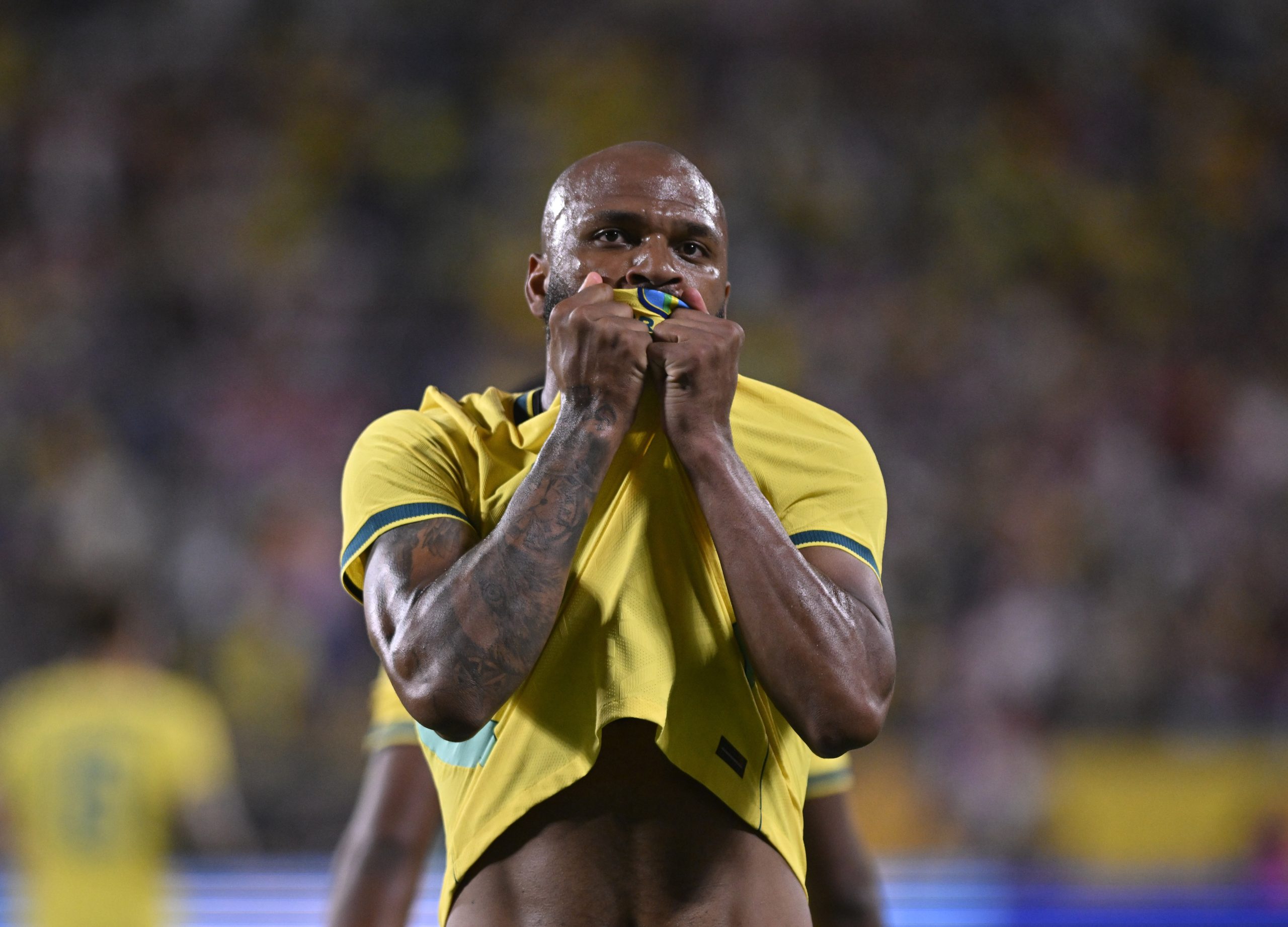 Igor Thiago em campo com a camisa da Seleção Brasileira durante um jogo.
