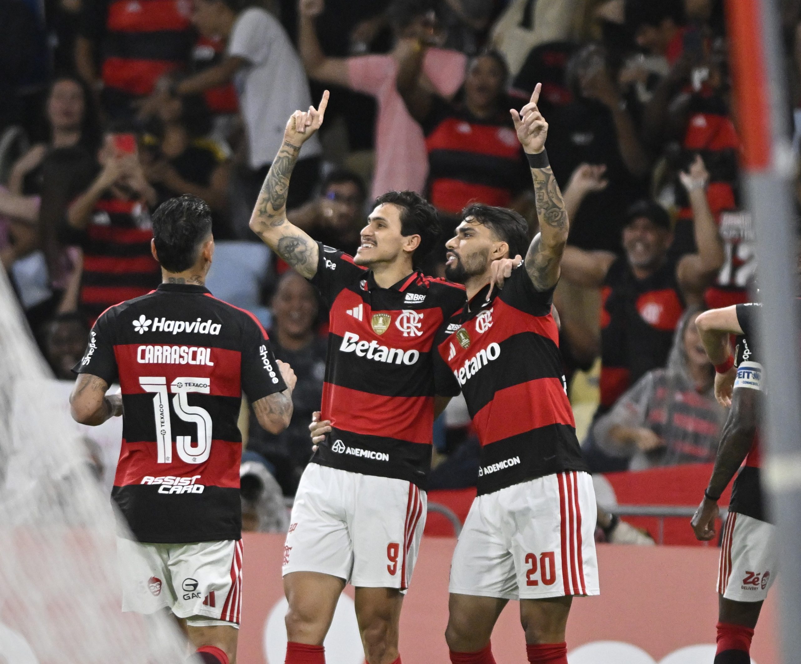 Pedro, atacante do Flamengo, comemora seu gol durante a partida contra o Estudiantes pela CONMEBOL Libertadores no Maracanã.