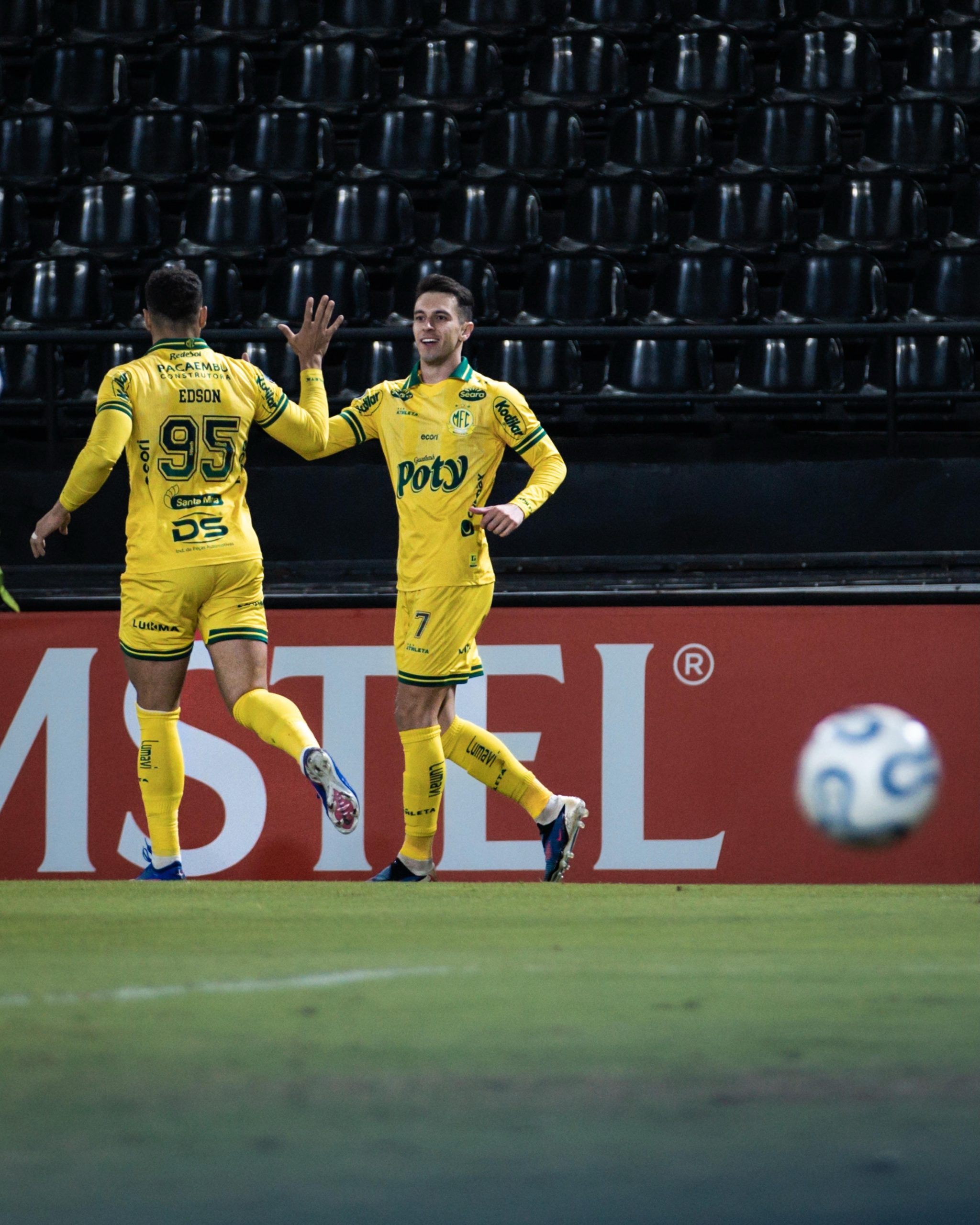 Jogadores do Mirassol comemoram a classificação para as oitavas de final da Libertadores