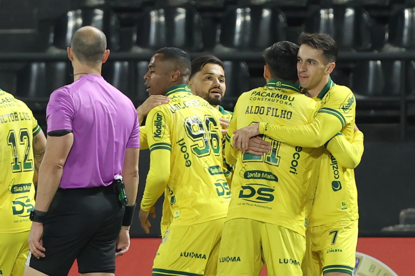 Jogadores do Mirassol celebram um gol em campo, vestindo o uniforme amarelo e verde, durante a partida contra o Always Ready pela Libertadores 2026.