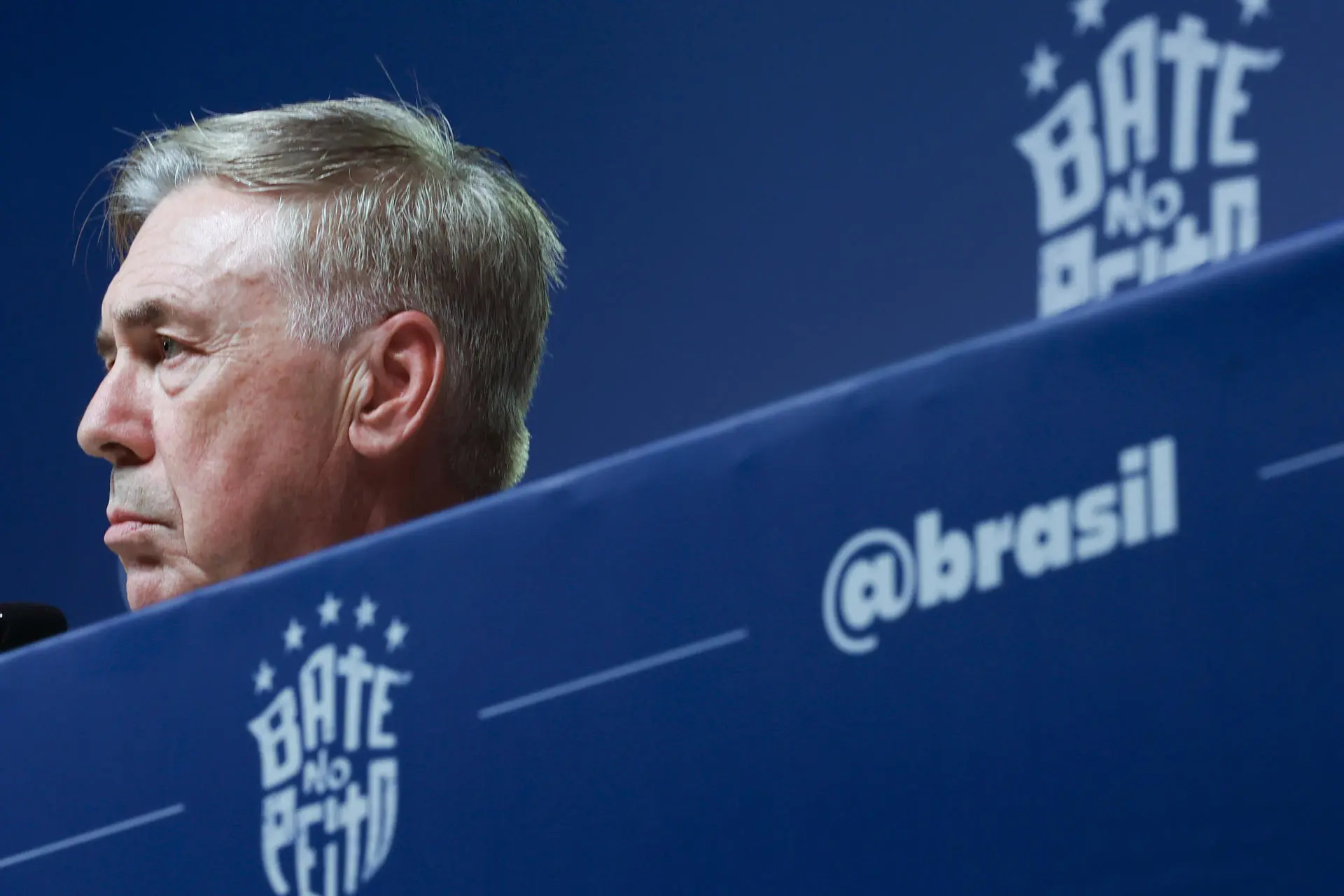 Carlo Ancelotti em coletiva de imprensa anunciando a convocação da Seleção Brasileira