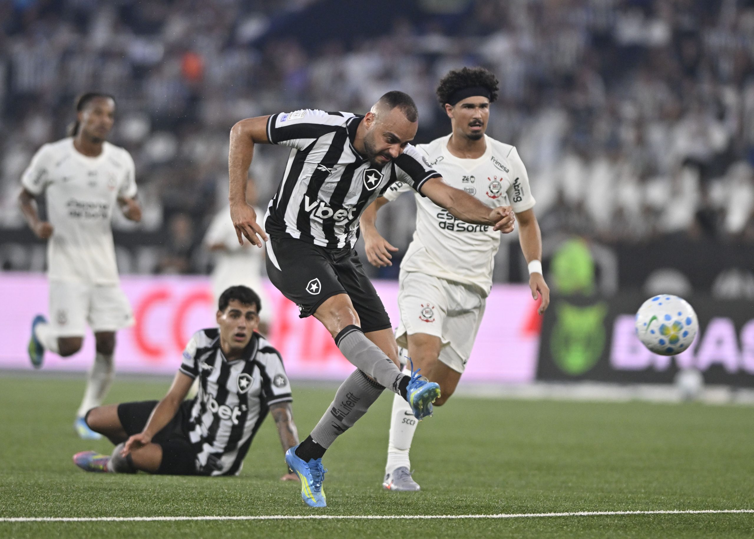 Arthur Cabral comemorando um gol pelo Botafogo contra o Corinthians no Estádio Nilton Santos.