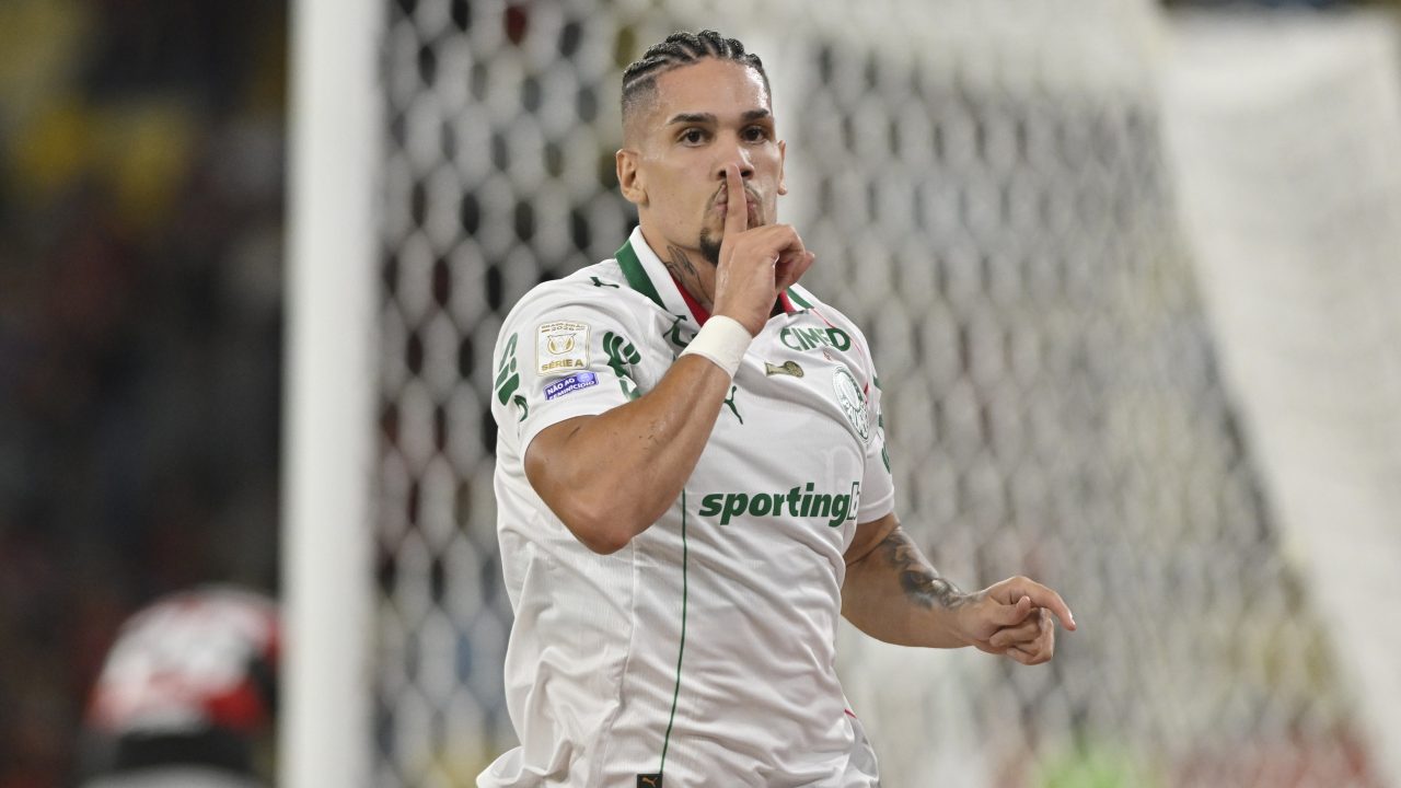 Flamengo é superado pelo Palmeiras no Maracanã; Paulinho provoca e torcida do Vasco protesta