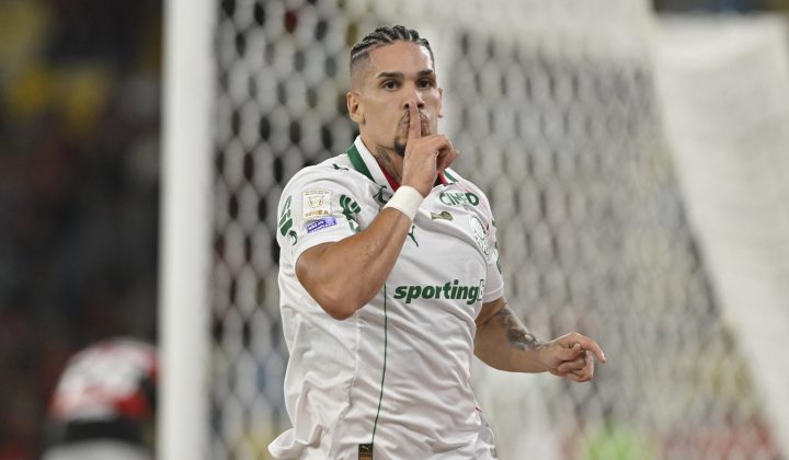 Flamengo é superado pelo Palmeiras no Maracanã; Paulinho provoca e torcida do Vasco protesta