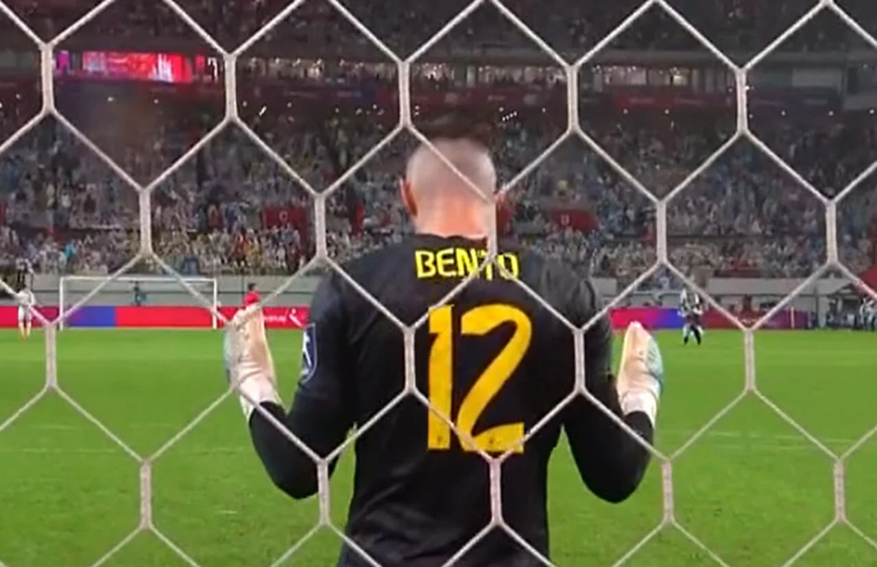 Goleiro Bento em campo com o uniforme da Seleção Brasileira, demonstrando foco durante uma partida.