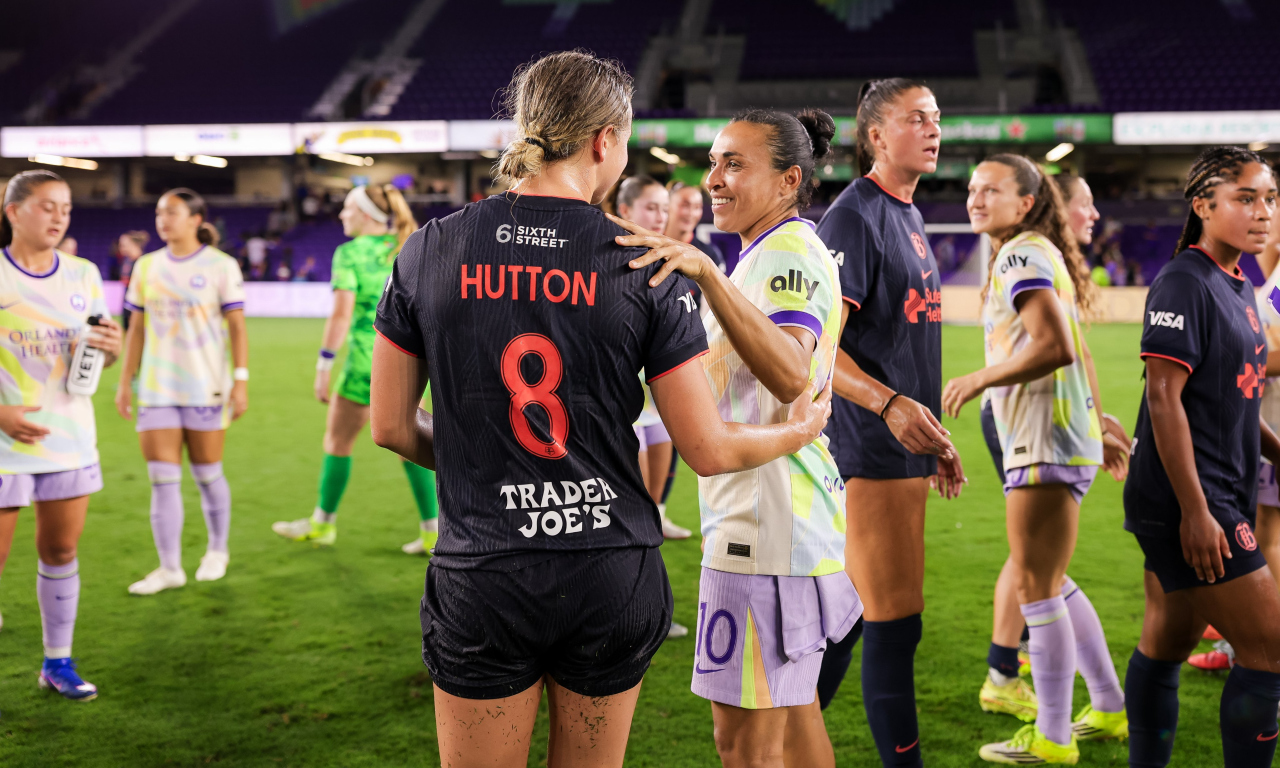 Jogadoras em campo durante partida da NWSL entre Orlando Pride e Bay FC