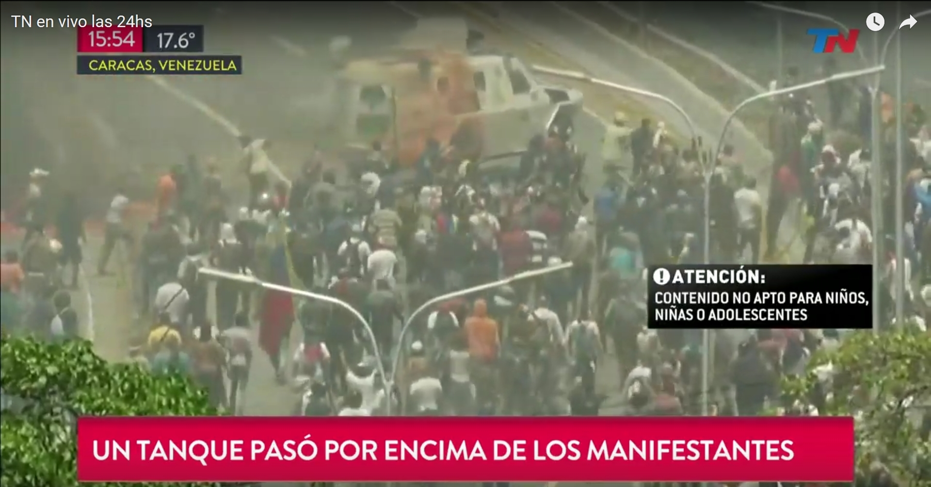 Ciudadano venezolano utilizando la plataforma Patria en un smartphone para acceder a beneficios sociales