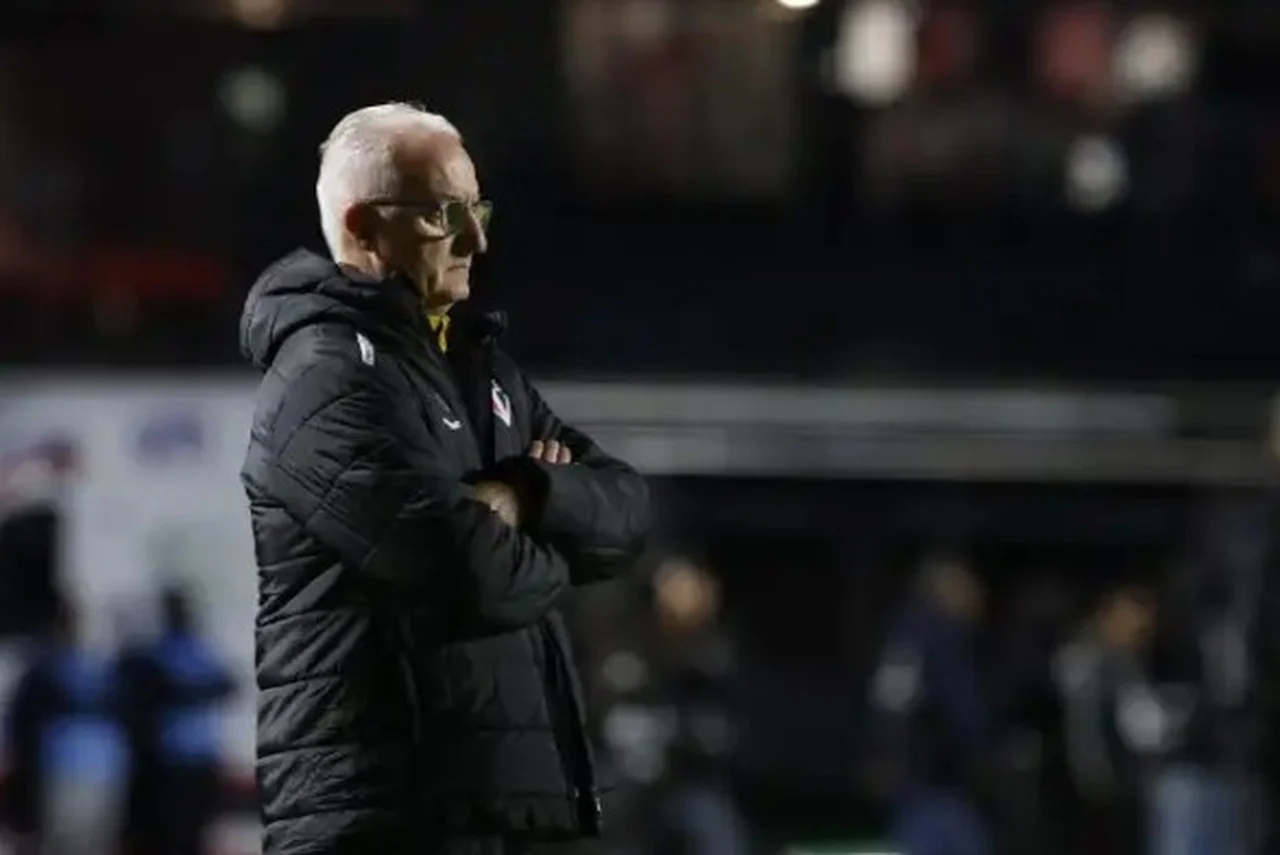 Dorival Júnior gesticula à beira do campo durante partida do São Paulo contra o Millonarios pela Copa Sul-Americana.