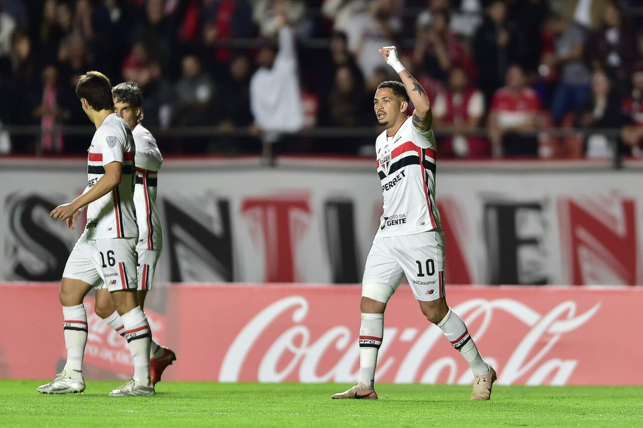 Luciano, atacante do São Paulo, celebrando um gol no Morumbis, vestindo a camisa tricolor.