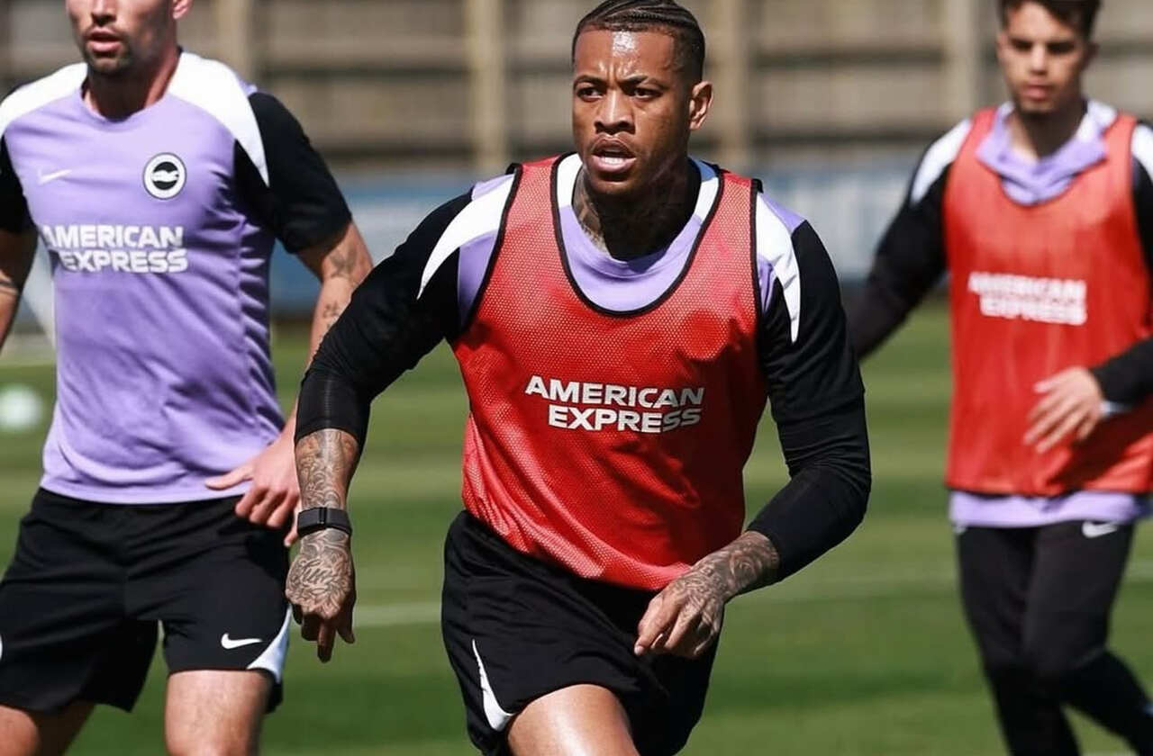 Zagueiro Igor Júlio em ação com a camisa do Brighton