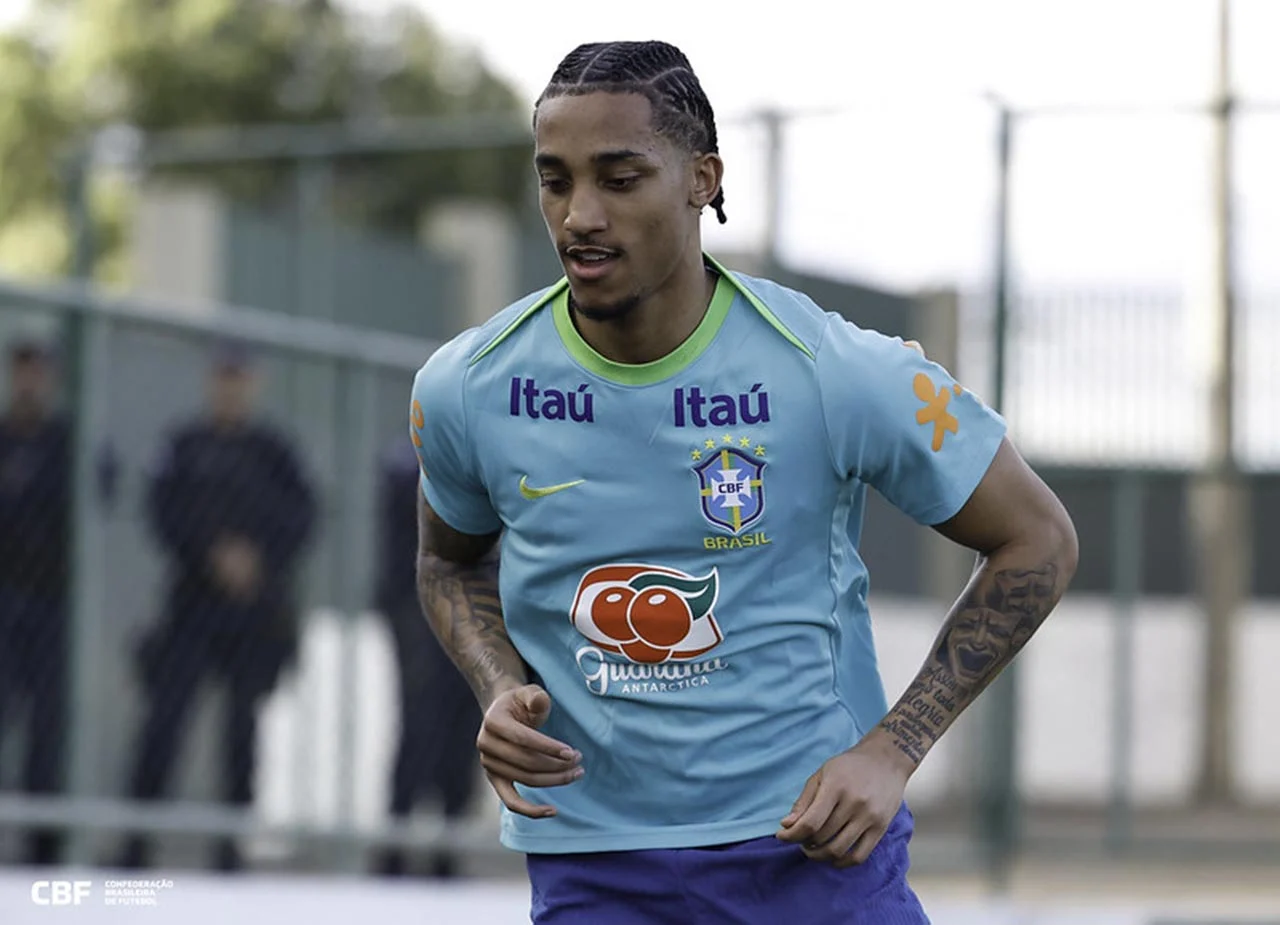 João Pedro com a camisa da Seleção Brasileira durante um jogo.