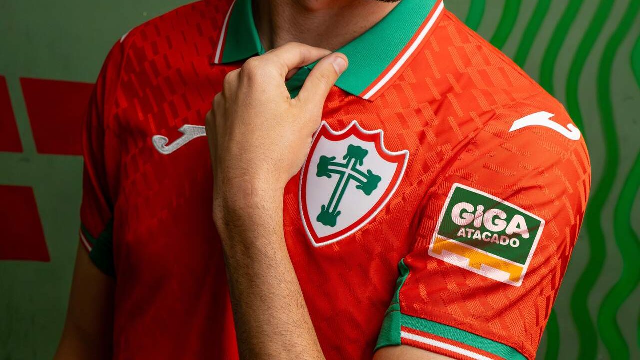 Giga Atacado firma parceria e estampa sua marca nas mangas da camisa da Portuguesa