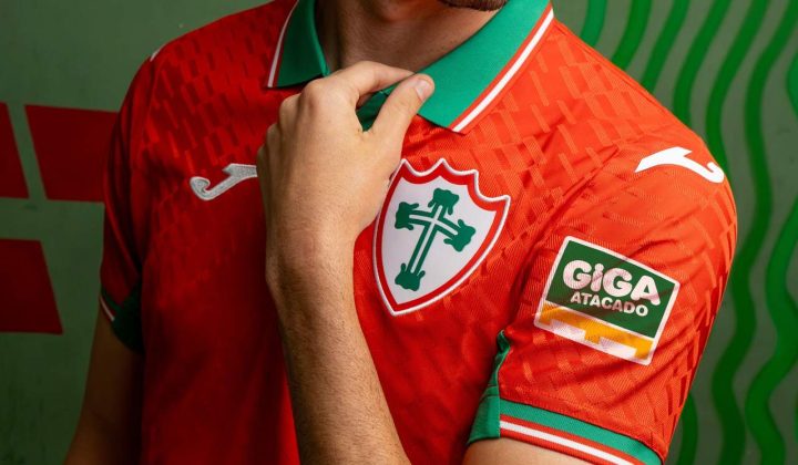 Giga Atacado firma parceria e estampa sua marca nas mangas da camisa da Portuguesa