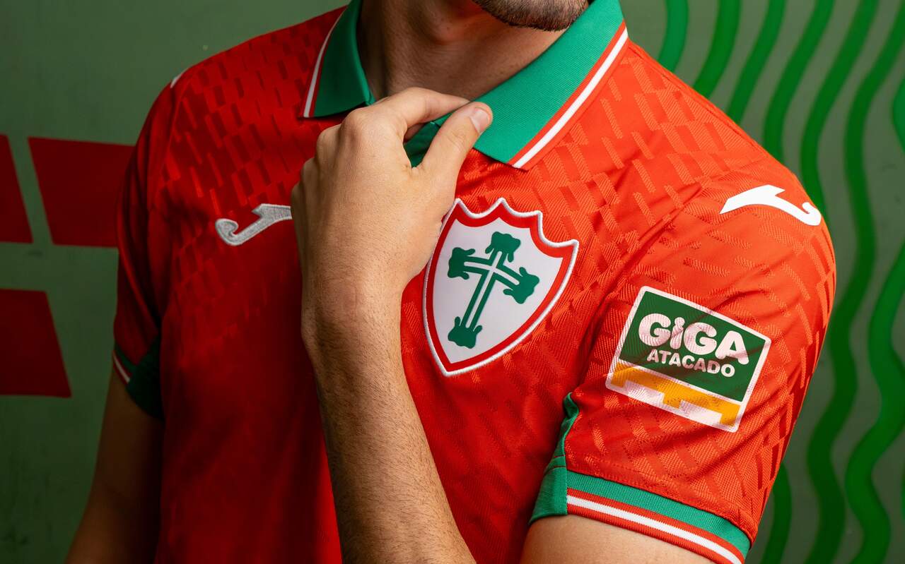 Camisa da Portuguesa com o logotipo do Giga Atacado nas mangas