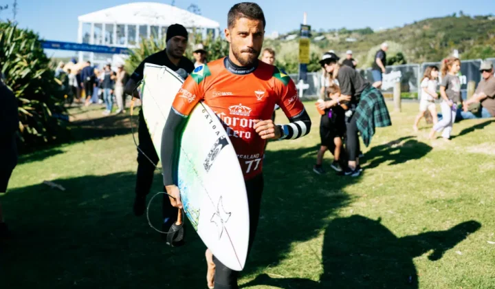 Filipe Toledo inova em prancha e vence Gabriel Medina na Nova Zelândia