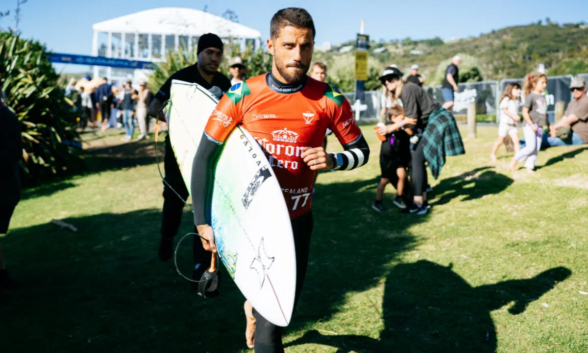 Filipe Toledo inova em prancha e vence Gabriel Medina na Nova Zelândia