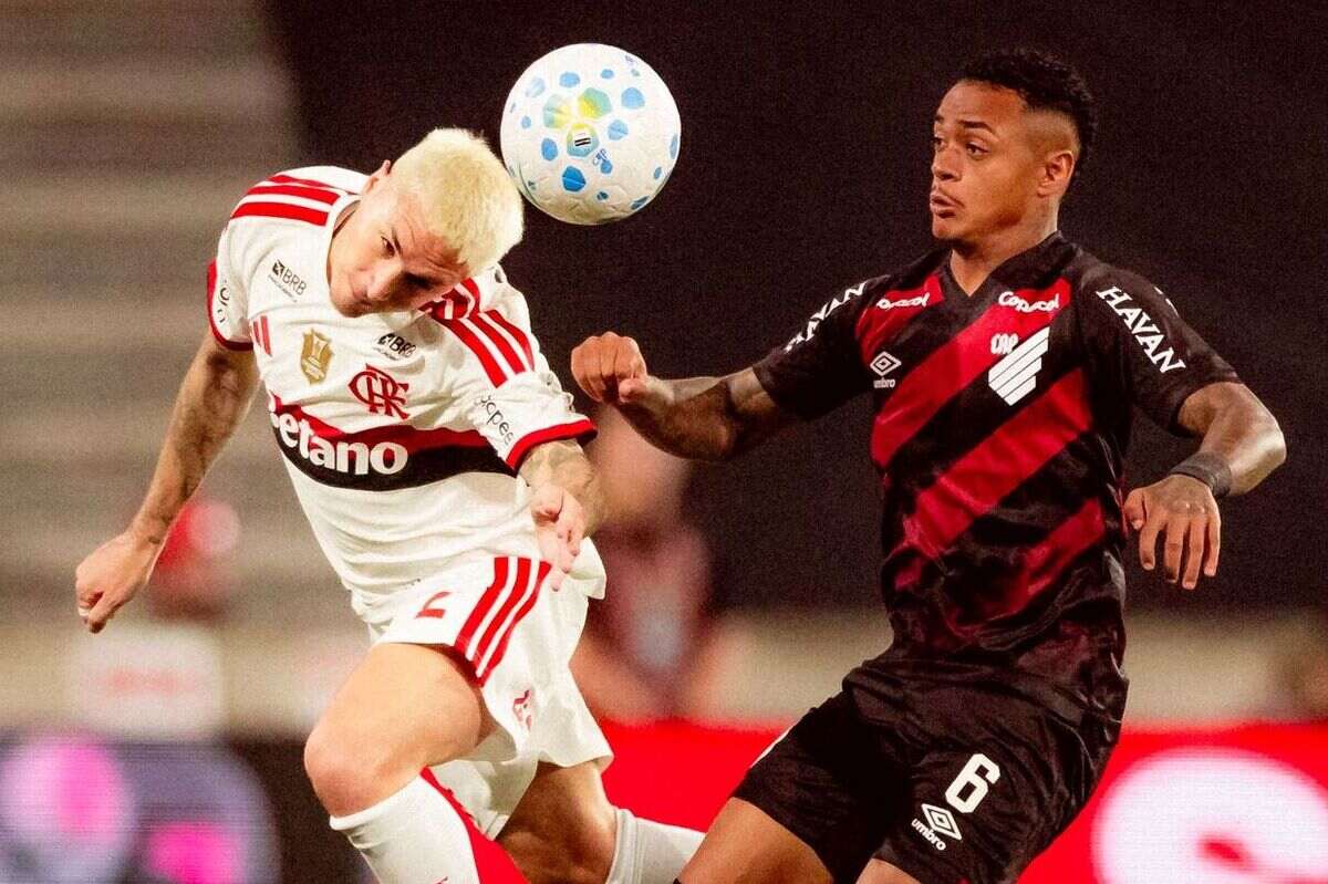 Jogadores do Flamengo e do Athletico-PR disputam bola na Arena da Baixada.