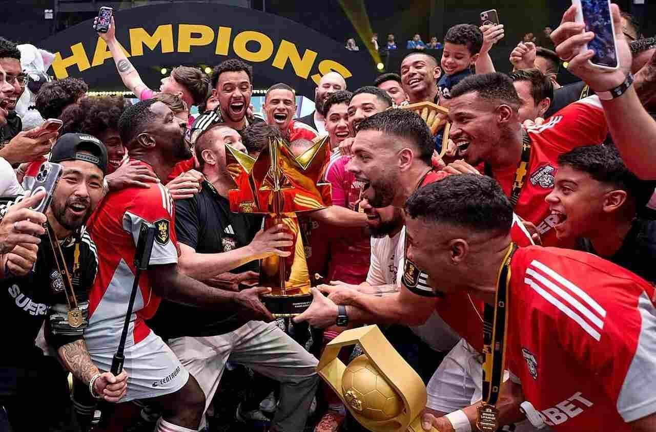 Jogadores do Desimpain comemoram o título da Kings League Brasil após vitória sobre o G3X.