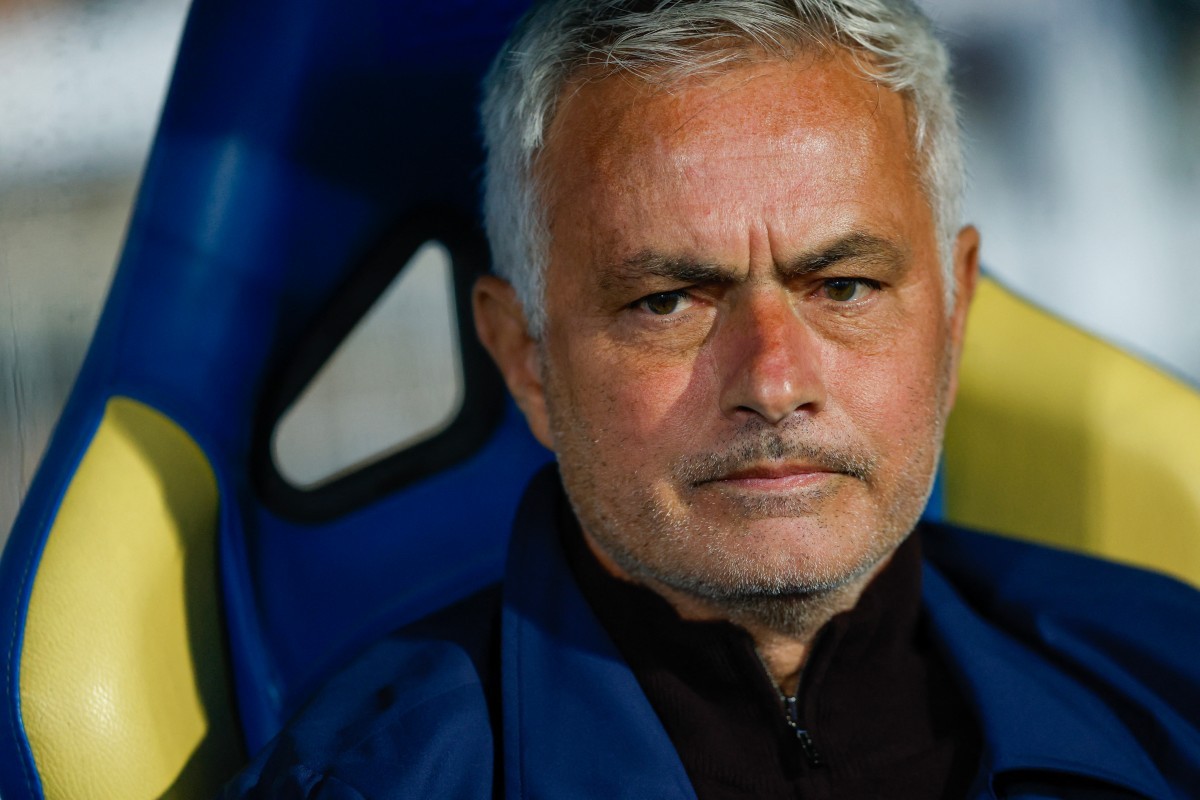 José Mourinho em coletiva de imprensa, com o escudo do Real Madrid ao fundo.