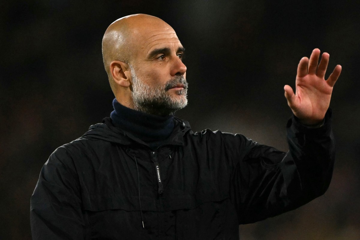 Pep Guardiola à beira do campo, orientando os jogadores do Manchester City durante uma partida.